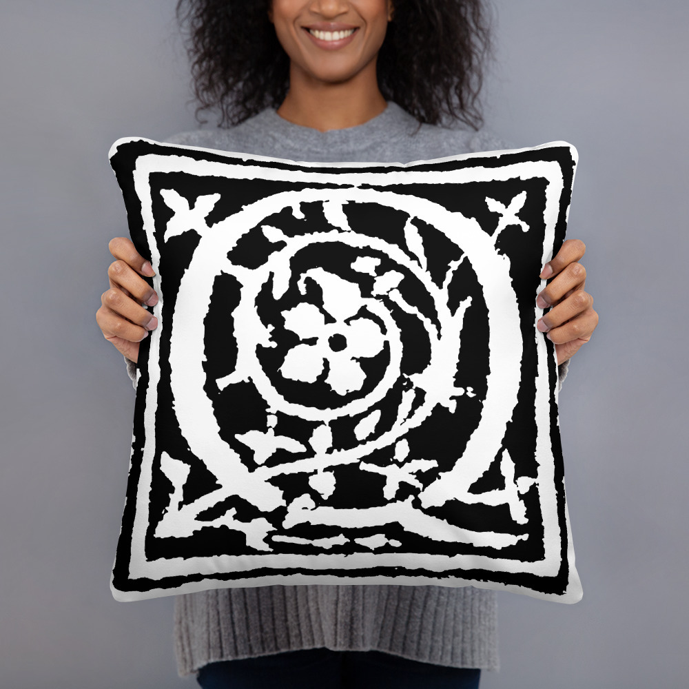 Basic Pillow - Antique letter Q - Image 3