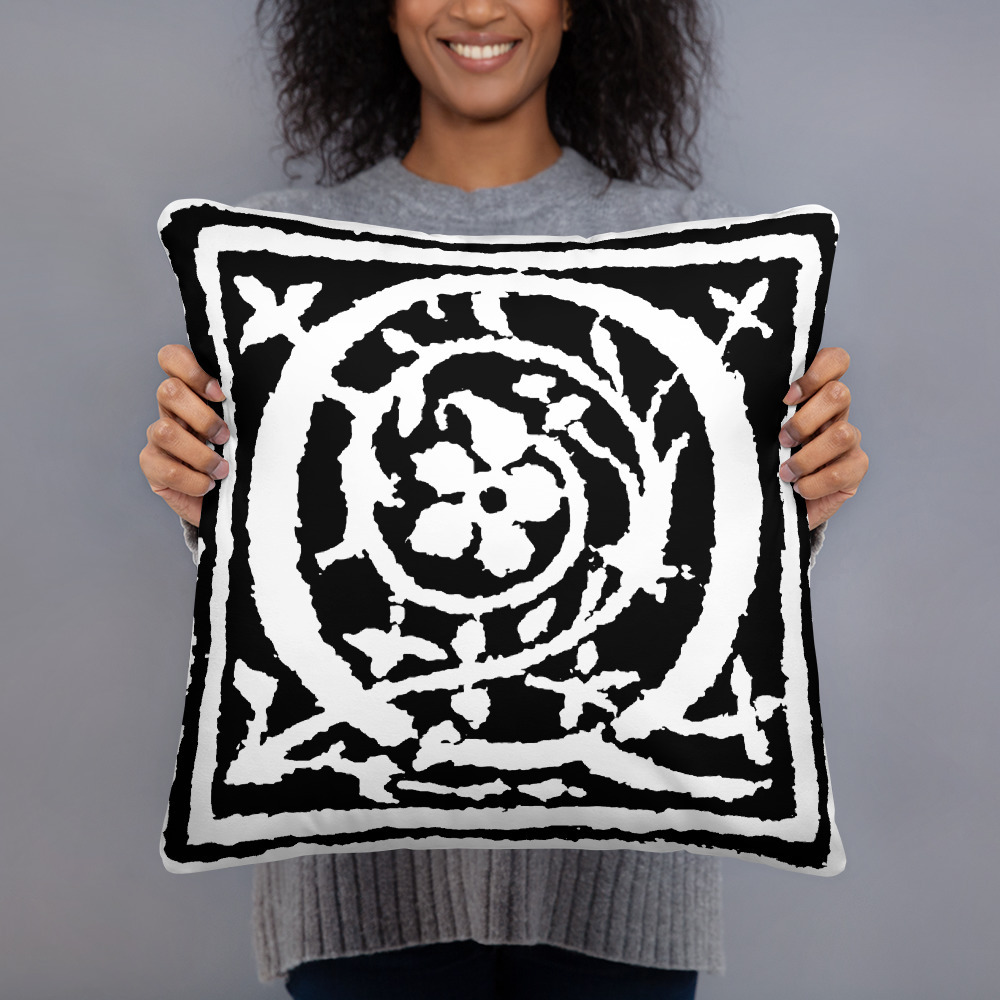 Basic Pillow - Antique letter Q - Image 2